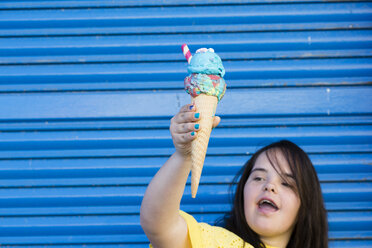 Teenager-Mädchen mit Down-Syndrom genießt ein Eis - ERRF00273