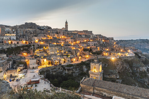 Italien, Basilikata, Matera, Stadtbild und historische Höhlenwohnungen, Sassi di Matera am Abend, lizenzfreies Stockfoto