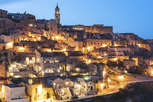 Italy, Basilicata, Matera, Townscape and historical cave dwelling, Sassi di Matera at blue hour - WPEF01180