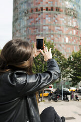 Spanien Barcelona, junge Frau macht Handy-Foto von Torre Glories - VABF01952