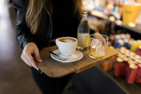 Nahaufnahme einer Frau mit einem Tablett mit Kaffee und Softdrink in einem Selbstbedienungscafé - VABF01977