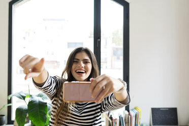 Glückliche junge Frau zu Hause, die ein Selfie macht - VABF02039