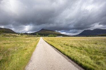 Vereinigtes Königreich, Schottland, Sutherland, Lairg, nördliche Highlands, einspurige Straße und der Berg Ben Stack im Hintergrund - ELF01970