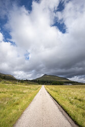 Vereinigtes Königreich, Schottland, Sutherland, Lairg, nördliche Highlands, einspurige Straße und der Berg Ben Stack im Hintergrund - ELF01971