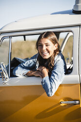 Hübsche Frau auf einer Autoreise mit ihrem Wohnmobil, Blick aus dem Autofenster - UUF16133