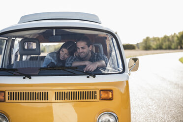 Affectionate couple doing a road trip in theit camper - UUF16161