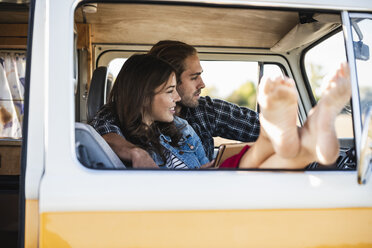 Affectionate couple doing a road trip in theit camper - UUF16164