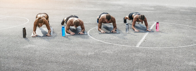 Sportliches Team beim Workout, Planke - HMEF00138