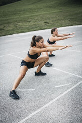 Sportliche Frau beim Training, im Freien - HMEF00139