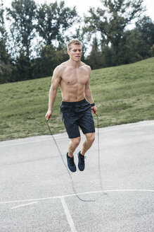 Sportive man skipping rope - HMEF00141