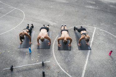 Sportliches Team beim Workout, Liegestütze - HMEF00158