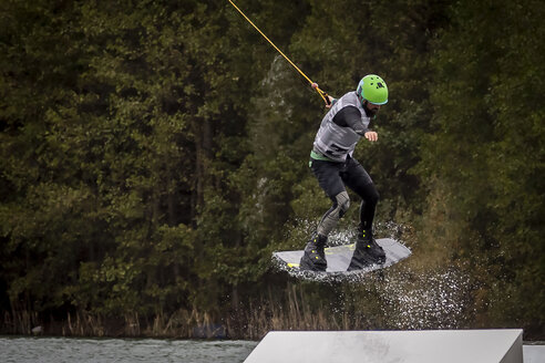 Mann auf Wakeboard - NGF00491