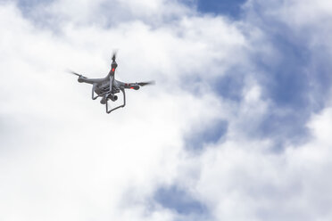 Drohne fliegt in den Himmel - NGF00492