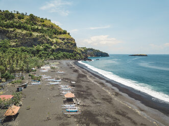 Indonesien, Bali, Karangasem, Luftaufnahme von Bugbug Strand, Banca Boote - KNTF02481