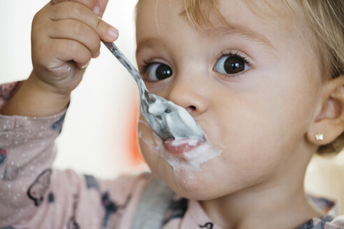 Porträt eines kleinen Mädchens, das Joghurt isst, Nahaufnahme - JRFF02182