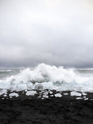 Idyllischer Blick auf Wellen, die am Strand gegen den Himmel auf Gletscher plätschern - CAVF57985