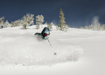 Frau beim Skifahren auf einer verschneiten Landschaft gegen den Himmel - CAVF58083