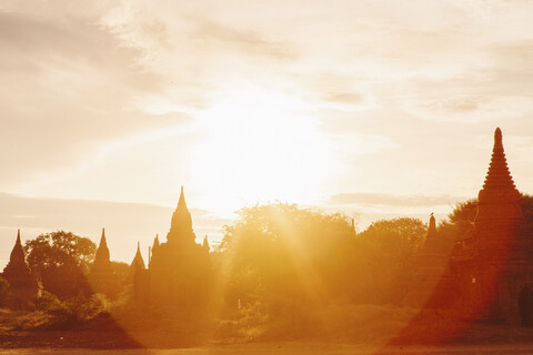 Silhouette Tempel gegen bewölkten Himmel bei Sonnenuntergang, lizenzfreies Stockfoto