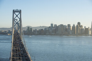 Hohe Winkel Ansicht der Autos bewegen sich auf Oakland Bay Bridge über Treasure Island in der Stadt - CAVF58195