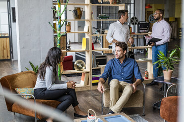 Geschäftsteam bei einem informellen Treffen im Loft-Büro - GIOF04966