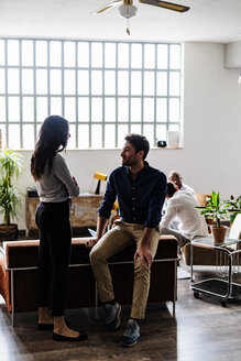 Geschäftsteam bei einem informellen Treffen im Loft-Büro - GIOF04978