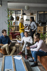 Geschäftsteam bei einem informellen Treffen im Loft-Büro - GIOF04986