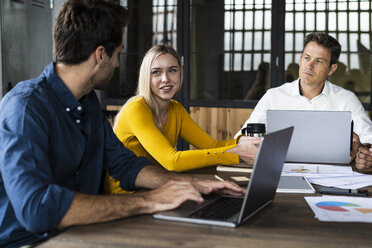 Selbstbewusstes Geschäftsteam bei einer Besprechung im Büro - GIOF05000