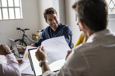 Selbstbewusstes Geschäftsteam bei einem Treffen im Loft-Büro - GIOF05002