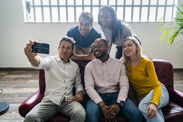 Glückliches Business-Team macht ein Selfie im Loft-Büro - GIOF05010