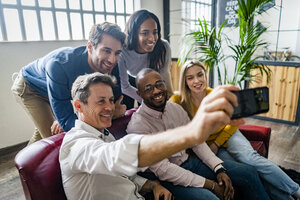 Glückliches Business-Team macht ein Selfie im Loft-Büro - GIOF05011
