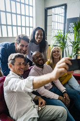 Glückliches Business-Team macht ein Selfie im Loft-Büro - GIOF05012