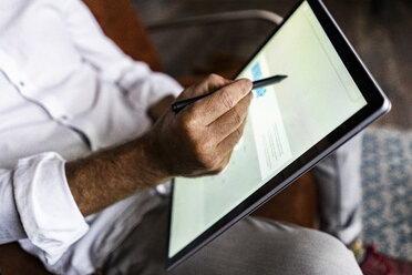 Nahaufnahme von Geschäftsleuten, die ein Tablet mit digitalisiertem Stift benutzen - GIOF05040