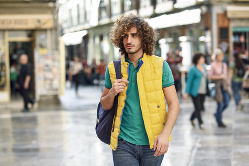 Spanien, Granada, Porträt eines jungen Touristen mit Rucksack, der die Stadt erkundet - JSMF00678