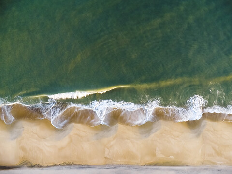 Hohe Winkel idyllischen Blick auf Wellen plätschert am Ufer am Strand, lizenzfreies Stockfoto