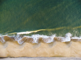 Hohe Winkel idyllischen Blick auf Wellen plätschert am Ufer am Strand - CAVF58289