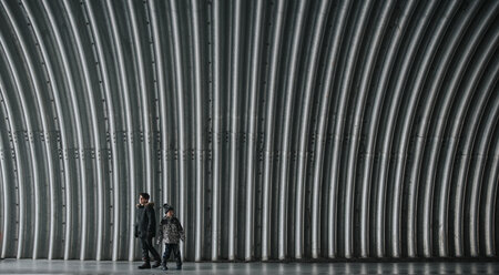 Brüder in warmer Kleidung gehen im Tunnel - CAVF58302