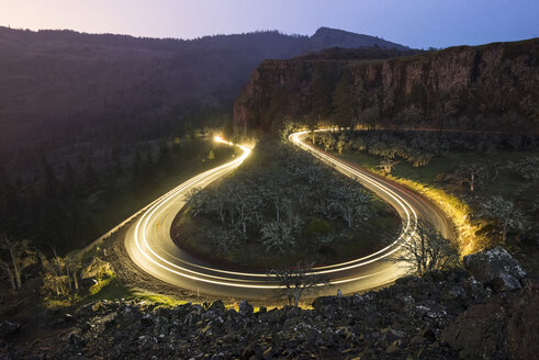 Hochformatige Ansicht von Lichtspuren auf der Straße in der Columbia River Gorge - CAVF58310