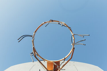 Direkt unter der Aufnahme des zerbrochenen Basketballkorbs vor blauem Himmel - CAVF58317