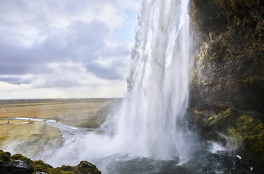 Blick auf den Wasserfall Seljalandsfoss bei bewölktem Himmel - CAVF58336