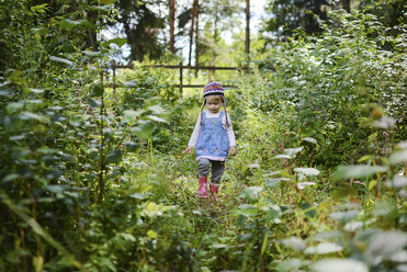 Kleines Mädchen mit Strickmütze und Jeanshemd in der Natur - PSIF00176