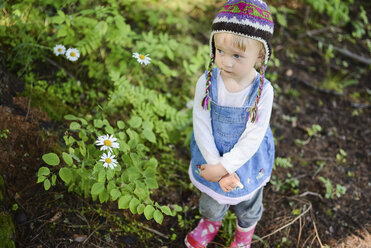 Porträt eines traurigen kleinen Mädchens mit Strickmütze und Jeanskleid im Freien - PSIF00177