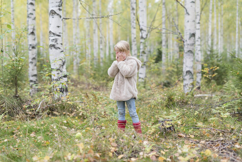 Blondes Mädchen spielt Verstecken in einem Birkenwald - PSIF00182