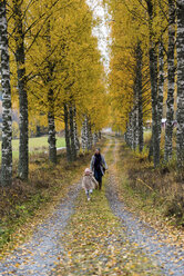 Finland, Kuopio, mother and little daughter strolling together in autumn - PSIF00187