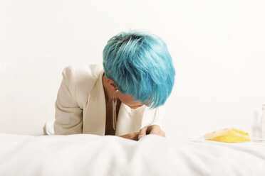 Grunge lesbische Frau mit blauen Haaren, auf dem Bett liegend - ERRF00281