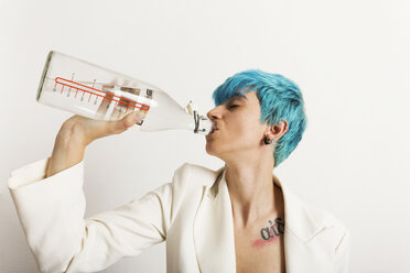 Grunge lesbische Frau trinkt aus Wasserflasche - ERRF00283