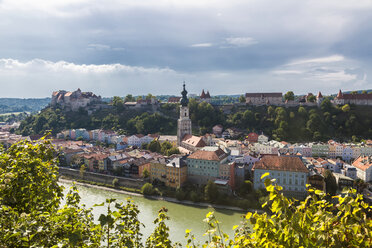 Deutschland, Bayern, Burghausen, Altstadt mit Burghausen, Fluss Salzach - JUNF01533