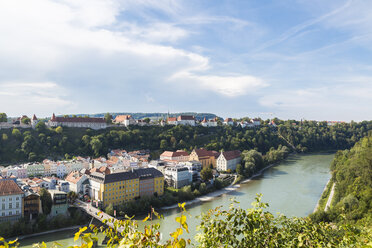 Germany, Bavaria, Burghausen, Old town with Burghausen Castle, Salzach river - JUNF01534