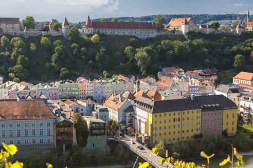 Deutschland, Bayern, Burghausen, Altstadt mit Burghausen - JUNF01535