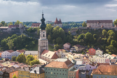 Germany, Bavaria, Burghausen, Old town with Burghausen Castle - JUNF01536