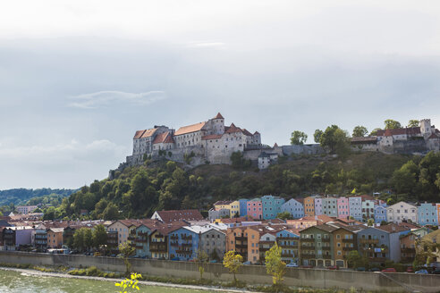 Deutschland, Bayern, Burghausen, Altstadt mit Burghausen, Fluss Salzach - JUNF01537